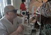 El óptico optometrista Pedro Duc realizando un examen a un paciente en Ghana