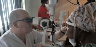 El óptico optometrista Pedro Duc realizando un examen a un paciente en Ghana