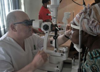El óptico optometrista Pedro Duc realizando un examen a un paciente en Ghana