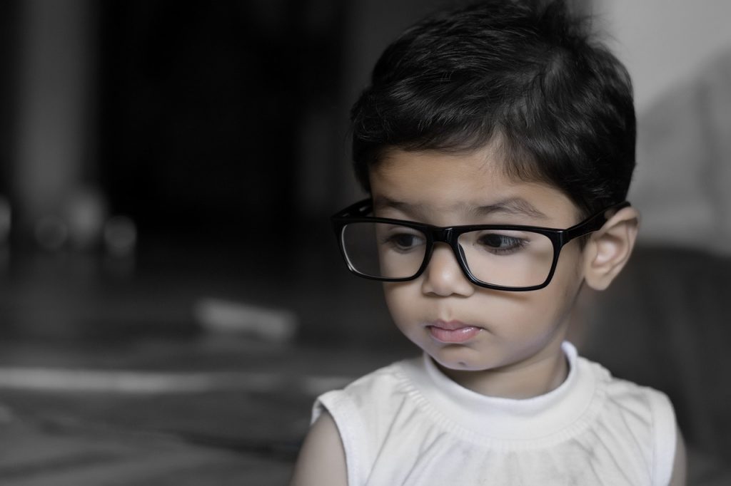 niña con gafas