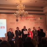 Pedro Cascales, Country Manager de Essilor España, recogiendo el premio en la categoría de ‘Liderazgo’