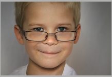 Niño con gafas