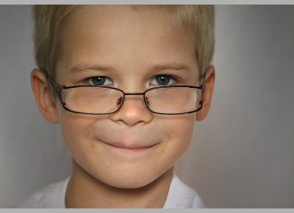 Niño con gafas