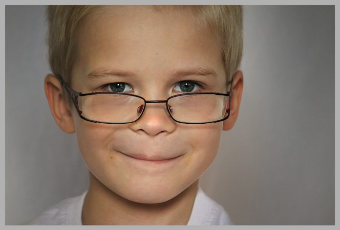 Niño con gafas