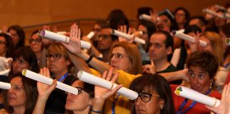 Asistentes realizando pruebas que se hacen en las escuelas