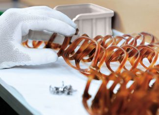 Fabricación de monturas de la nueva EssilorLuxottica