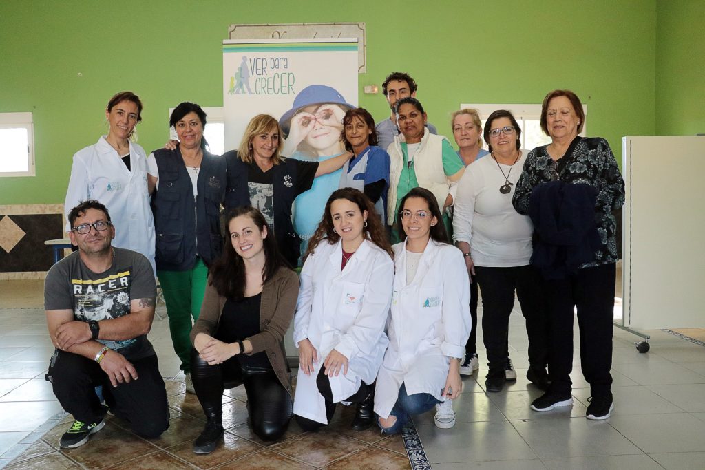 El grupo de voluntarias en la acción de Ver para Crecer en Sevilla