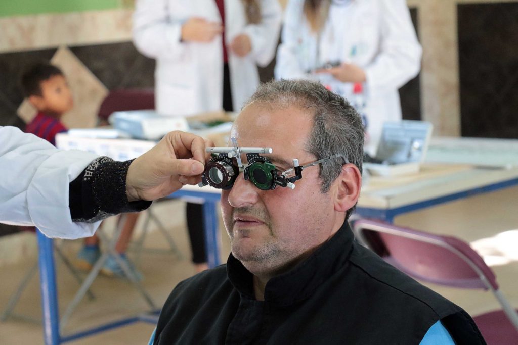 Ver para Crecer recetó 75 gafas durante la acción solidaria en Sevilla