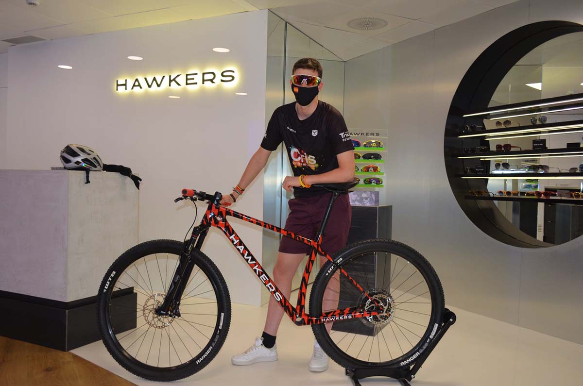 Hawkers y sus clientes apuestan por la lucha contra el cancer Optimoda
