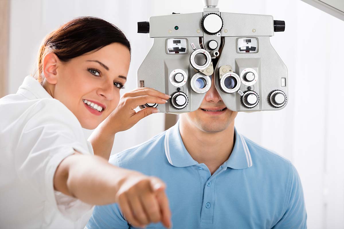 Оптометрист кто это. Женщина офтальмолог. Обследование глаз. Пациент у окулиста. Современная оптометрия.
