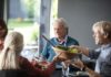 Oticon: siete consejos para disfrutar de una cena navideña si se tiene pérdida auditiva