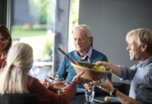 Oticon: siete consejos para disfrutar de una cena navideña si se tiene pérdida auditiva