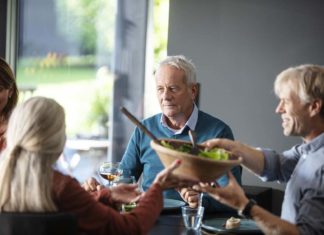 Oticon: siete consejos para disfrutar de una cena navideña si se tiene pérdida auditiva