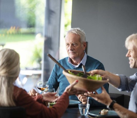 Oticon: siete consejos para disfrutar de una cena navideña si se tiene pérdida auditiva