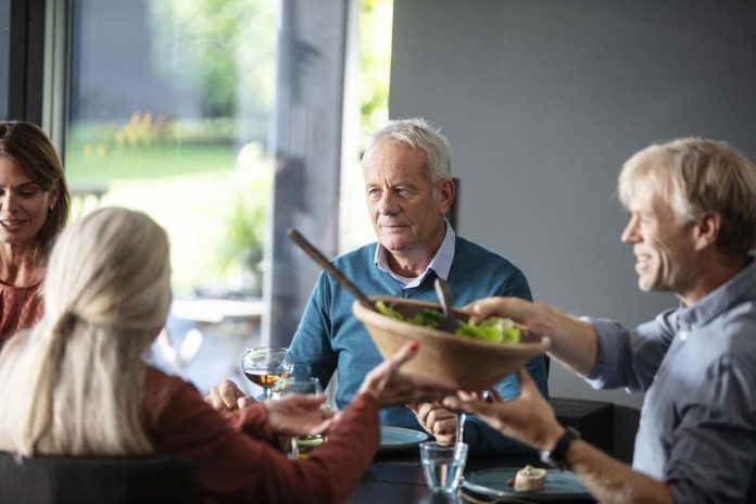 Oticon: siete consejos para disfrutar de una cena navideña si se tiene pérdida auditiva