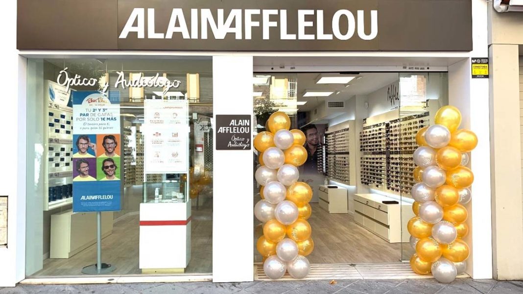 Alain Afflelou inaugura su primer centro óptico y audiólogo a pie de calle en Sevilla