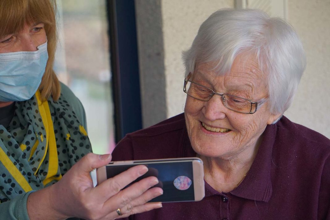 ¿Cómo detectar la pérdida auditiva en las personas mayores?