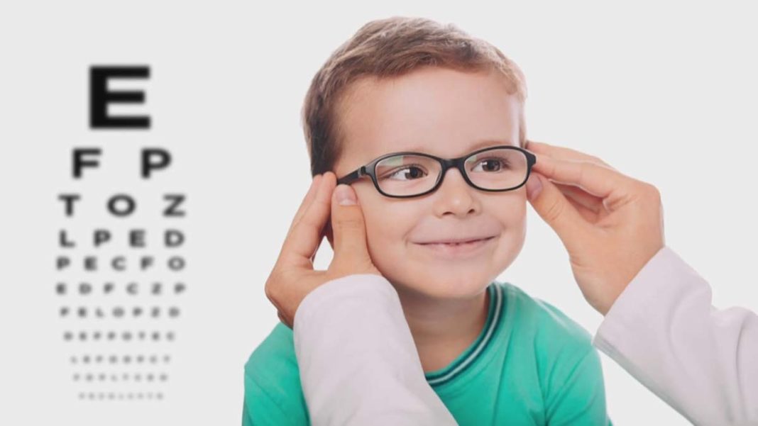 Essilor ofrece diez consejos para identificar problemas visuales en niños