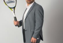 Hombre con traje juega al tenis