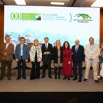 Blanca Fernández, decana-presidenta del COOOA, junto a Bruno García, alcalde de Cádiz, Eva Pajares, delegada de Salud, y representantes de colegios profesionales de ópticos-optometristas y conferenciantes