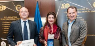 Juan Arjona y Eva Ivars, recogen el premio Franquiciador del año otorgado a Alain Afflelou