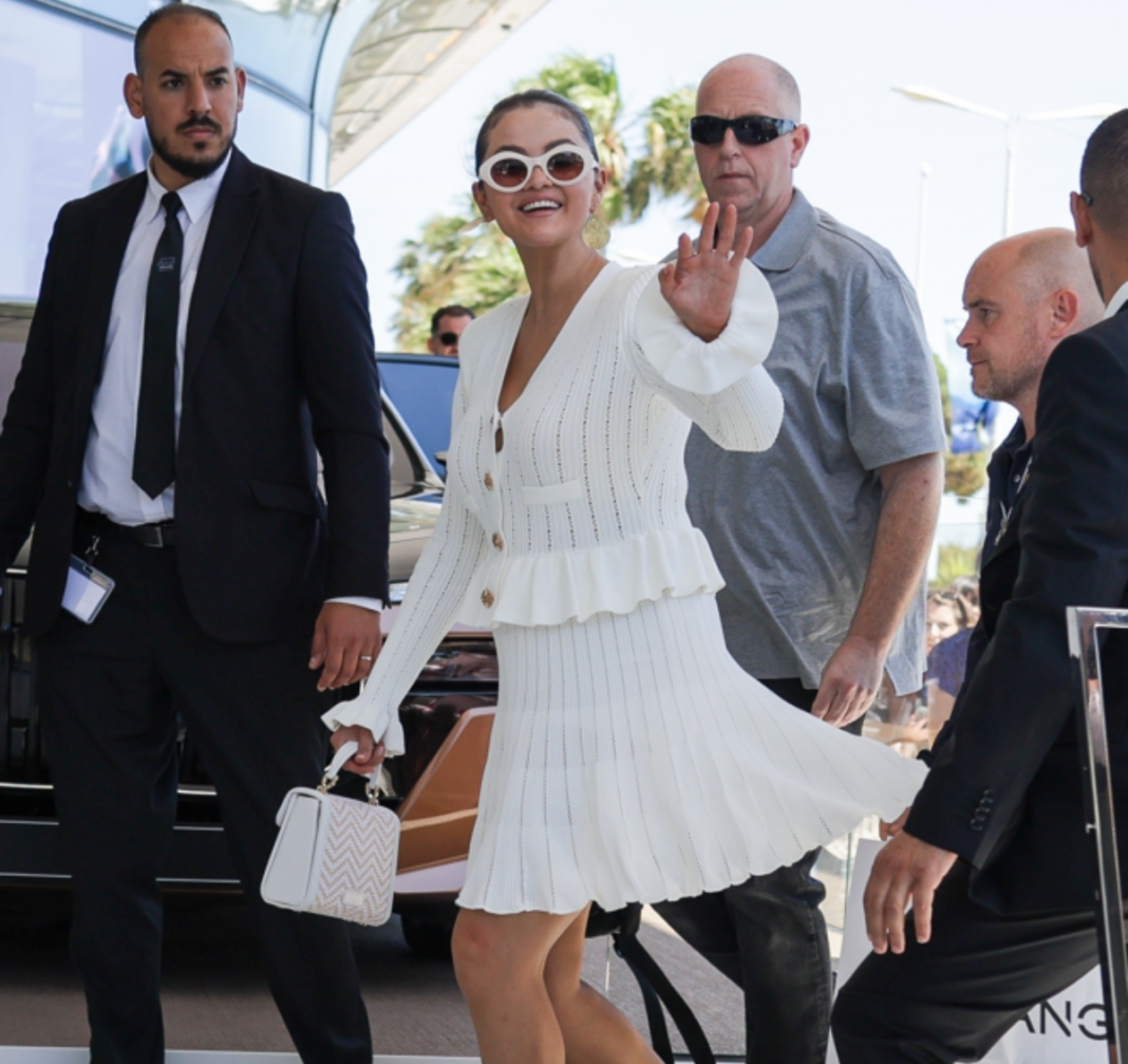 Selena Gomez con gafas de sol de Etnia Barcelona