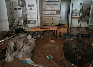 El local de Multiópticas en el centro comercial Bonaire ha sufrido graves daños debido al impacto de la DANA. FOTO: Grupo Newco