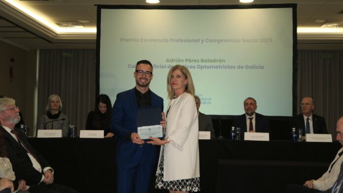 Adrian Perez Balandron recogiendo la distinción y acompañado por la presidenta del Colexio, Esther Amaro Quireza